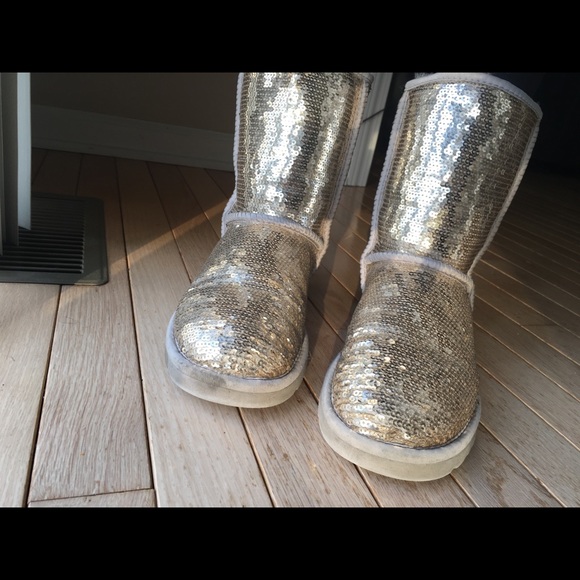 Silver Sparkly UGG boot! Size 6! - Picture 3 of 6